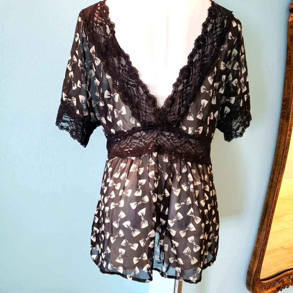BLACK AND WHITE KAFTAN TOP WITH LACE DETAIL - Picture 3 of 7